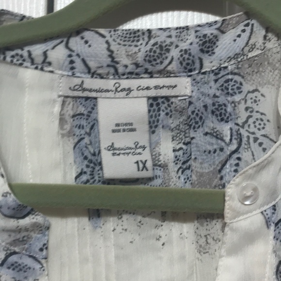 Flowy Patterned Plus Size Top - Picture 2 of 7